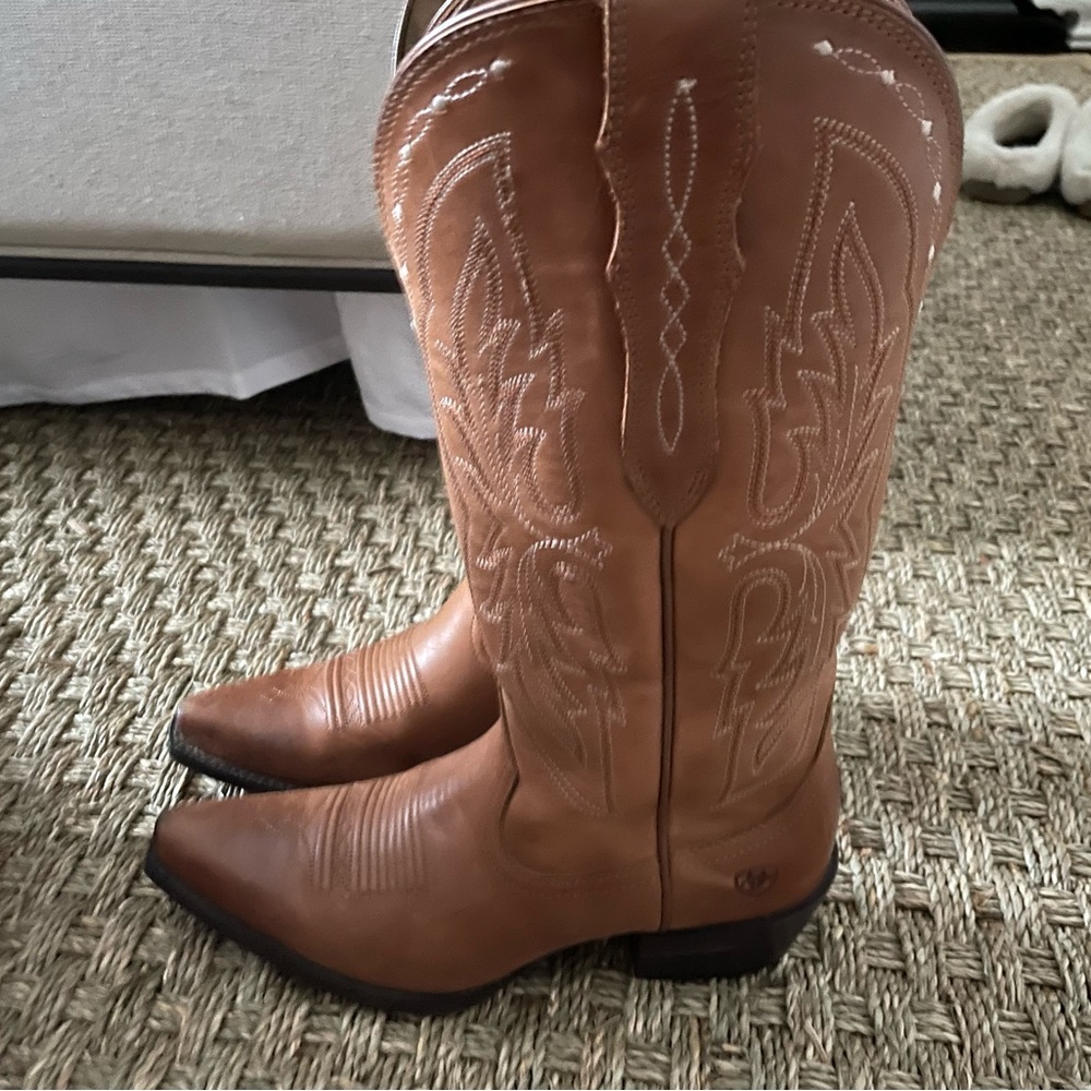 Womens cowgirl boots!! In excellent condition! Caramel color